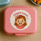 Venta al por mayor de pegatinas autoadhesivas de PVC, pegatinas de vinilo troqueladas personalizadas, impresión impermeable, pegatinas con logotipos de dibujos animados lindos, personalizadas. 
